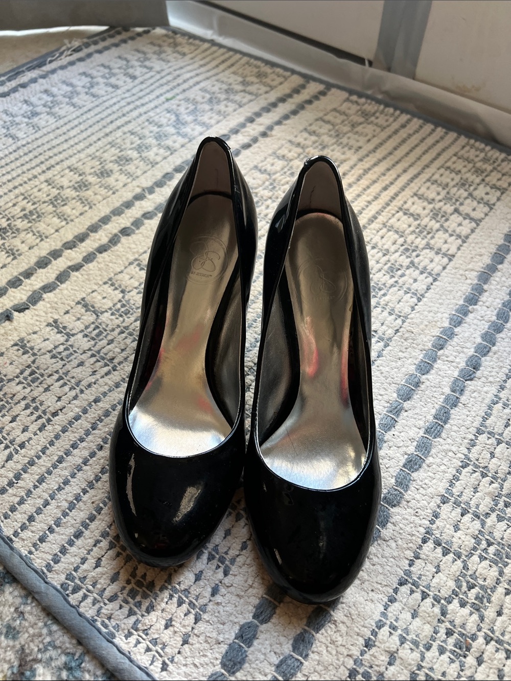 Black Patent Round-Toe Women’s Pumps